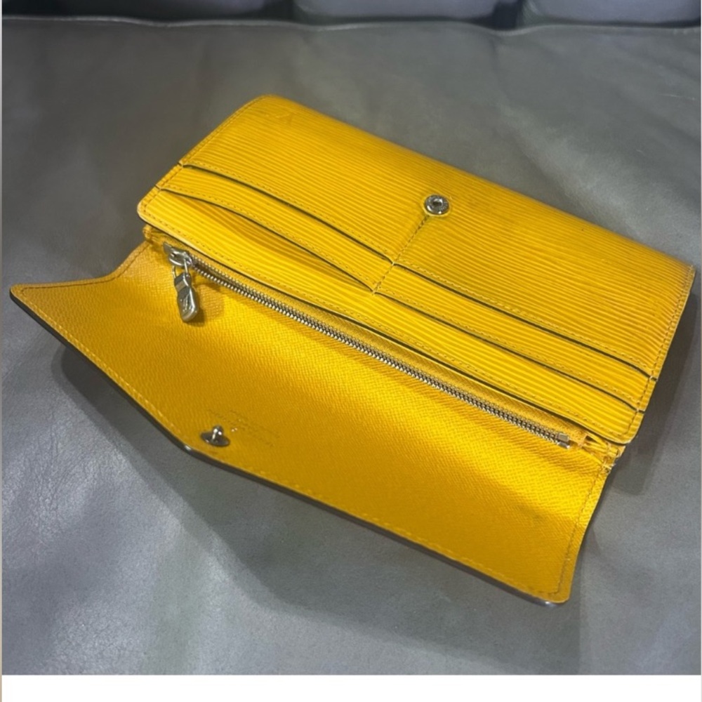 Louis Vuitton™ Yellow Wallet | Vintage - Picture 9 of 11